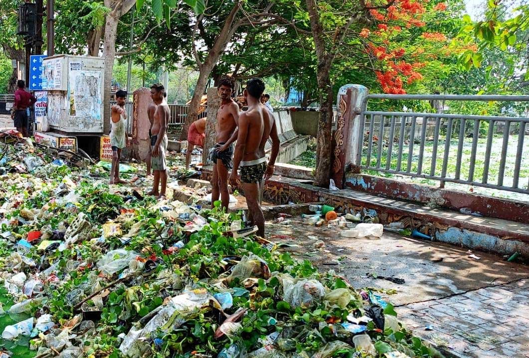 महराजबंध तालाब के किनारे अवैध कब्जे बंद, तालाब को पाटने या अवैध कब्जे पर होगी दण्डात्मक कार्यवाही
