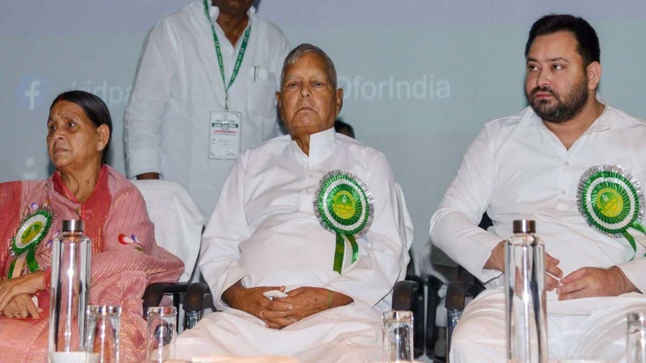 लालू-राबड़ी के बाद तेजस्वी यादव ने छोड़ी Y+ सिक्योरिटी, ‘1 पोलो रोड’ आवास से वापस लौटाए सारे गार्ड, मचा हड़कंप