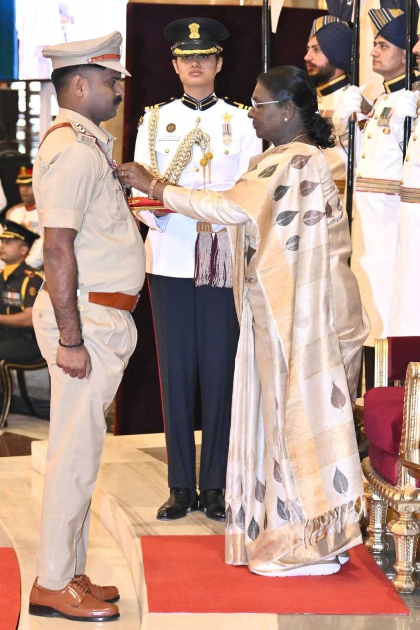  वित्त मंत्री श्री ओपी चौधरी ने शौर्य चक्र से सम्मानित छत्तीसगढ़ पुलिस के जांबाज अधिकारियों को दी बधाई
