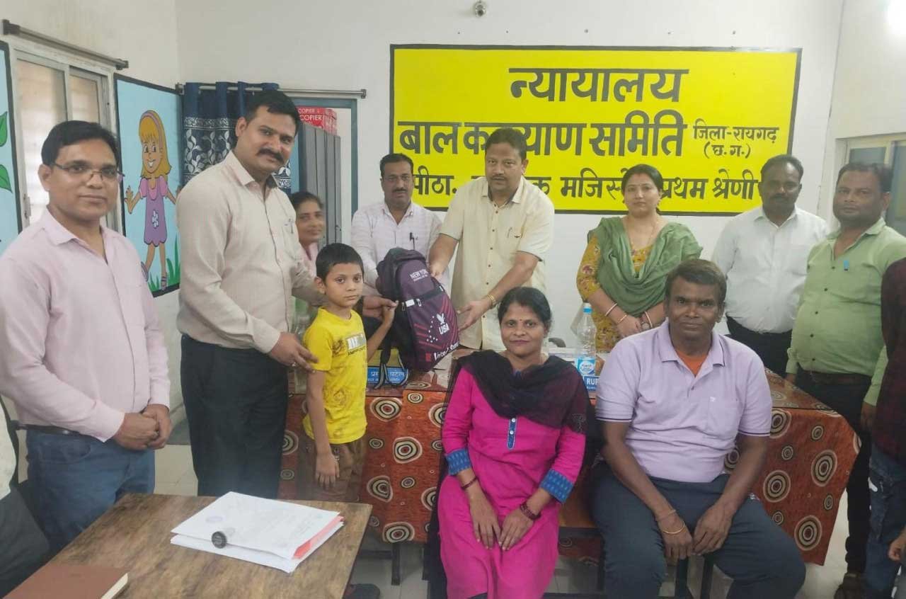छत्तीसगढ़ में बाल संरक्षण की नई मिसाल : रायगढ़ में पहली बार समुदाय-आधारित फोस्टर केयर के तहत बालक को मिला पारिवारिक संरक्षण
