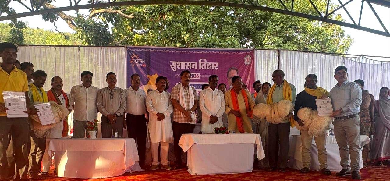 सुशासन तिहार में मछुआ सहकारी समिति को मिला एनएफडीपी प्रमाण पत्र और मत्स्य जाल