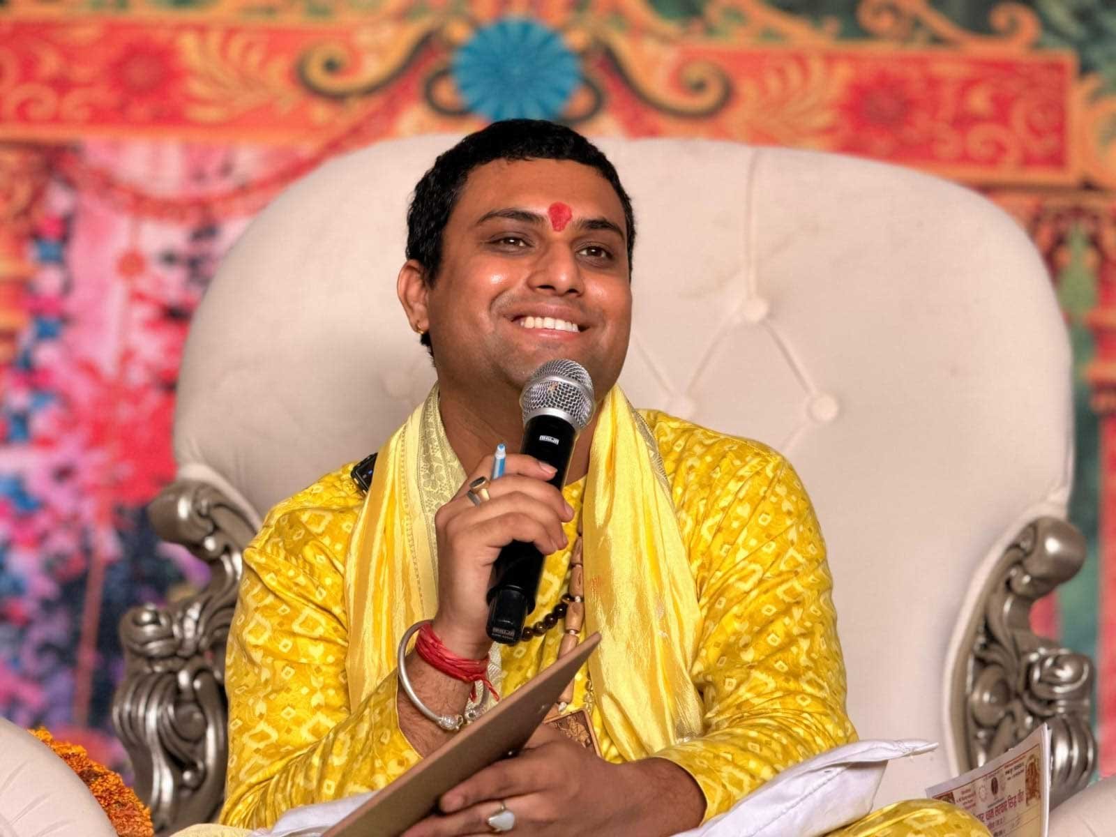 श्री रामेश्वर धाम सरकार पर हर शनिवार को लगता हर दिव्या दरबार श्री शिवम महाराज पर्ची बनाकर करते हैं भक्तों समाधान
