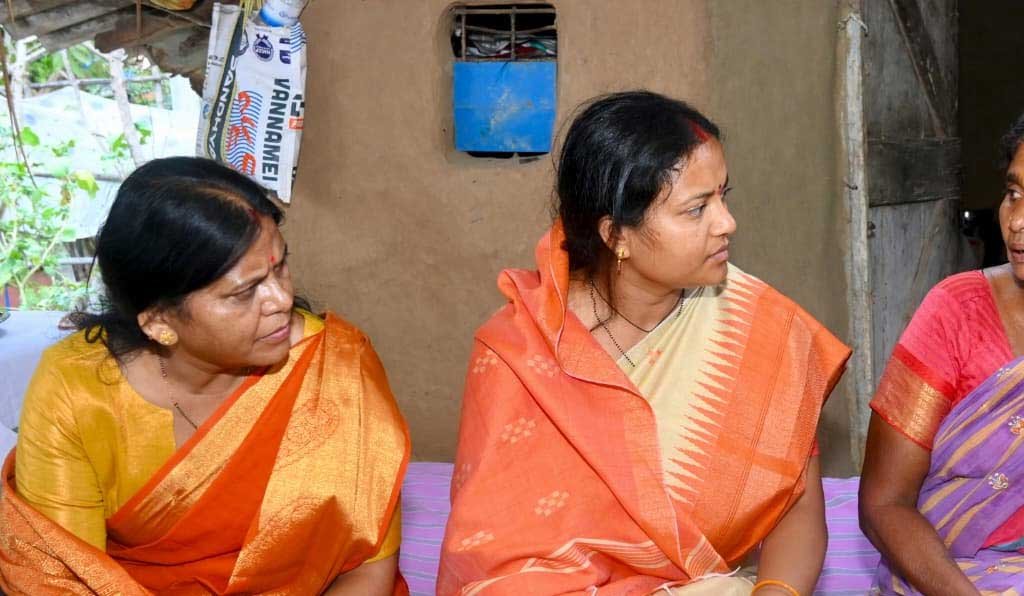 शहादत को नमन : मंत्री लक्ष्मी राजवाड़े ने शहीद एएसआई रामू राम नाग के निवास पहुंचकर दी श्रद्धांजलि