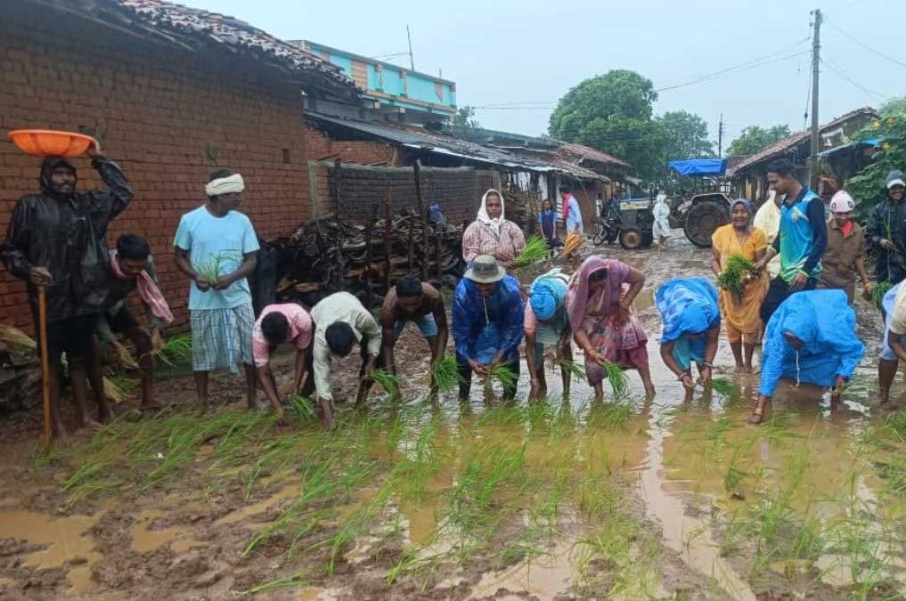 स्कूल जाने वाले बच्चे परेशान, सड़क नहीं बनने पर ग्रामीणों का अनोखा प्रदर्शन