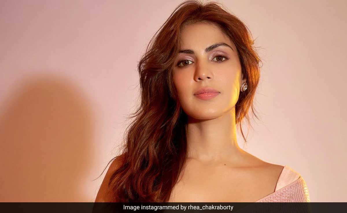 रेडियो जॉकी से बॉलीवुड तक का सफर, फिल्मों से ज्यादा विवादों की वजह से सुर्खियों में रहीं रिया चक्रवर्ती