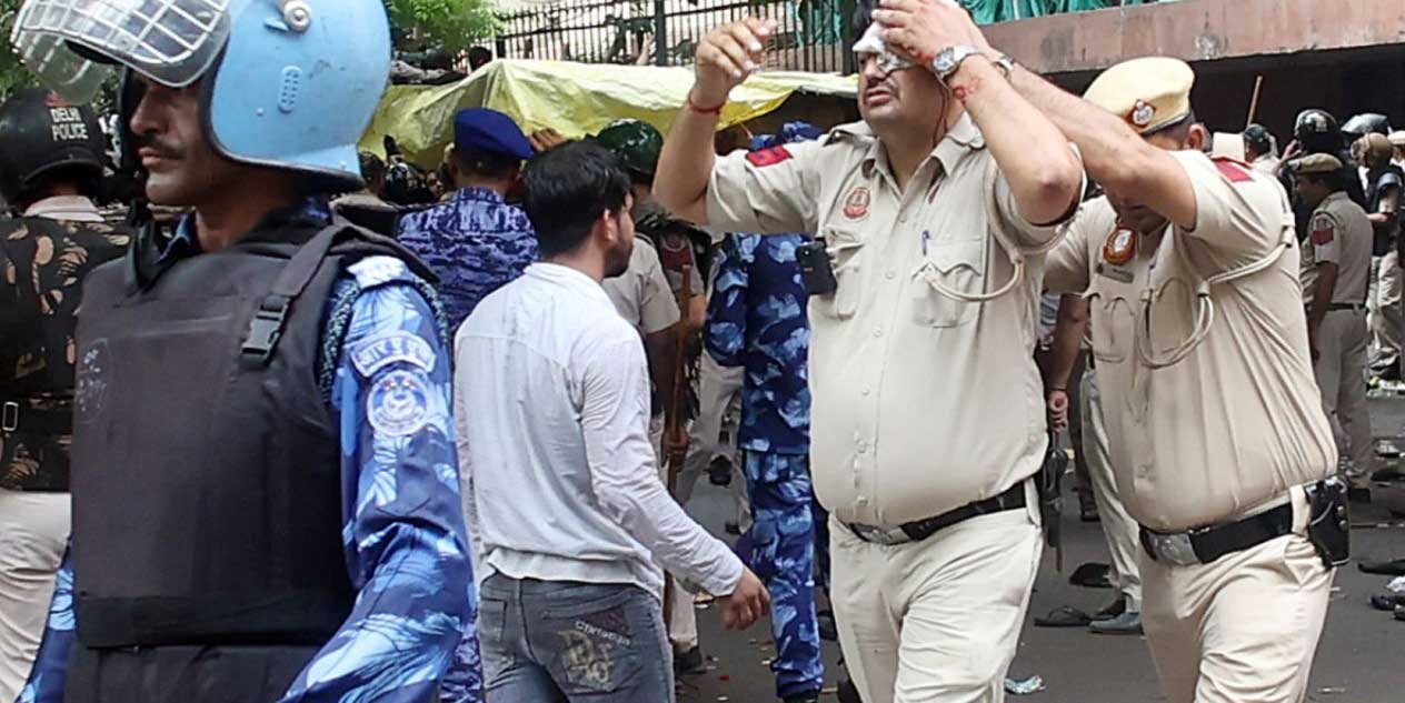 दिल्ली: छात्र प्रदर्शन के दौरान हिंसा, कई पुलिसकर्मी घायल