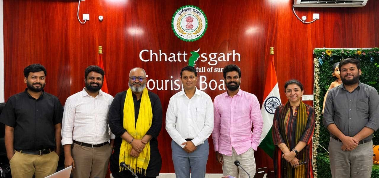 ‘भारत भाग्य विधाता‘ फिल्म के लेखक-निर्देशक श्री मनोज तापड़िया तथा फिल्म निर्माता श्री आदि शर्मा ने की छत्तीसगढ़ टूरिज्म बोर्ड के एमडी श्री विवेक आचार्य से सौजन्य मुलाकात