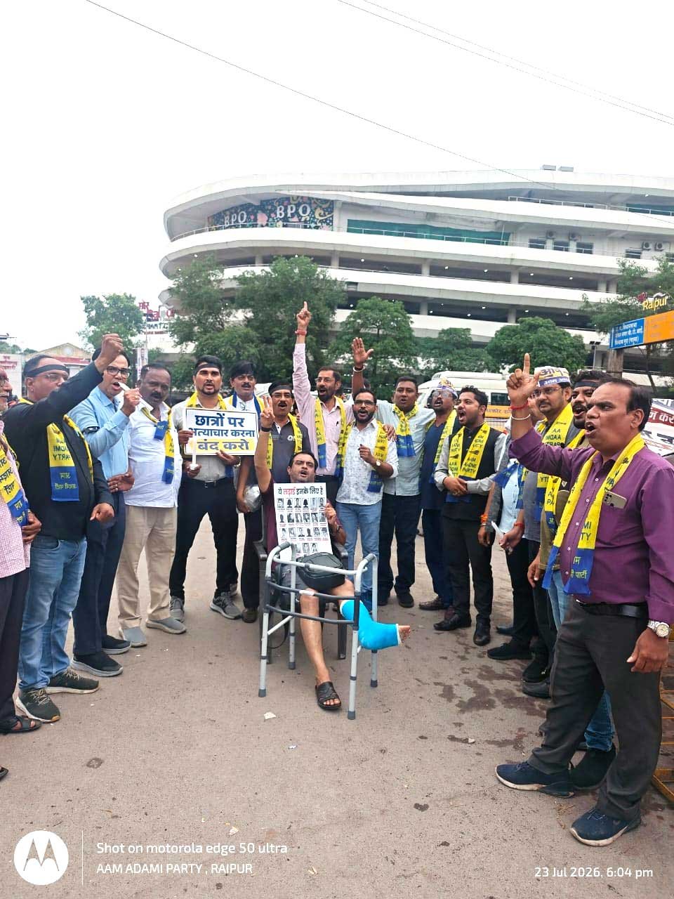 NEET पेपर लीक में 30 बच्चों की आत्महत्या पर आम आदमी पार्टी ने निकाला कैंडल मार्च