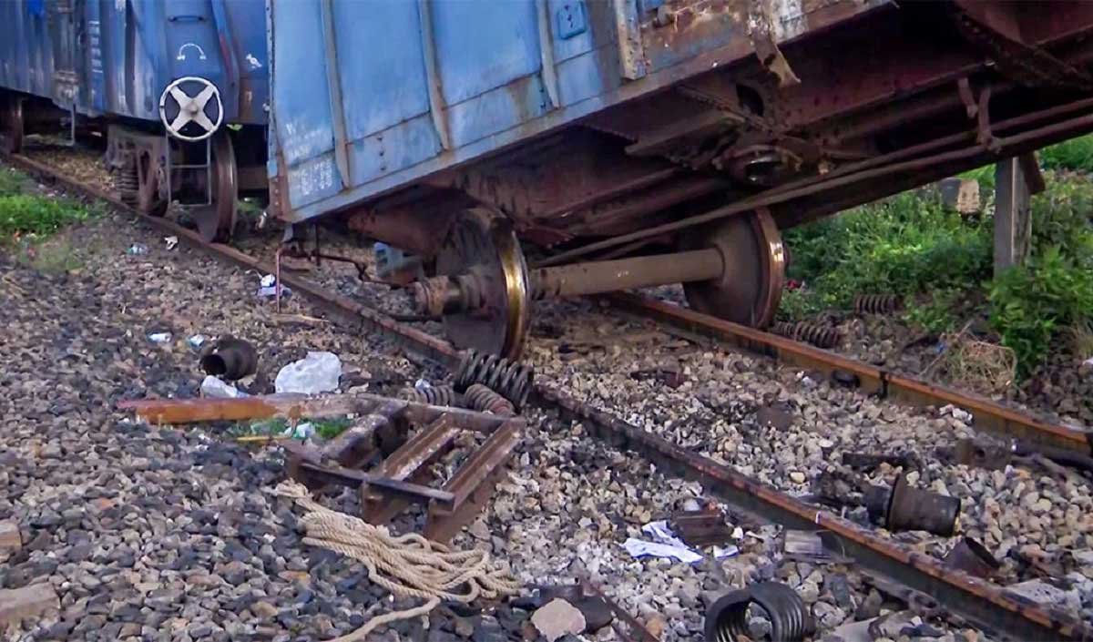 गाजियाबाद-नई दिल्ली सेक्शन पर मालगाड़ी बेपटरी, रेल यातायात ठप; 53 ट्रेनों पर असर