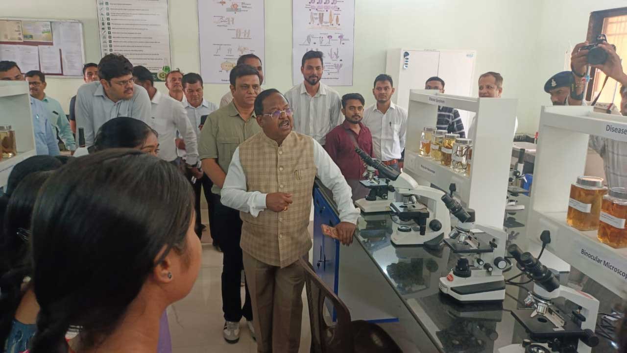 मंत्री श्री नेताम ने किया कृषि महाविद्यालय कुरूद का भ्रमण, आधुनिक शिक्षण एवं अनुसंधान सुविधाओं का लिया जायजा