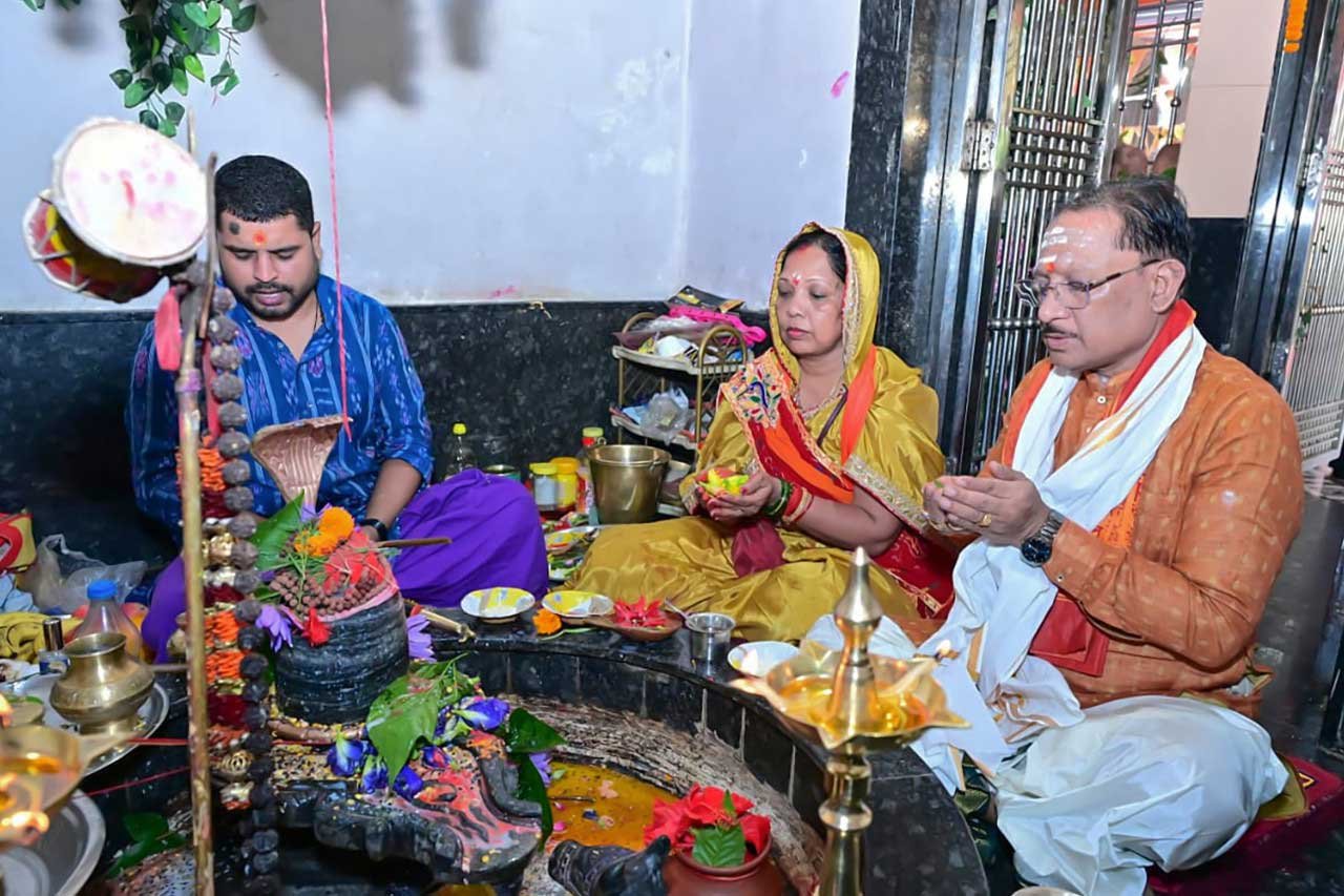 मुख्यमंत्री विष्णुदेव साय ने सावन सोमवार और नागपंचमी पर  फलेश्वरनाथ महादेव की पूजा-अर्चना की