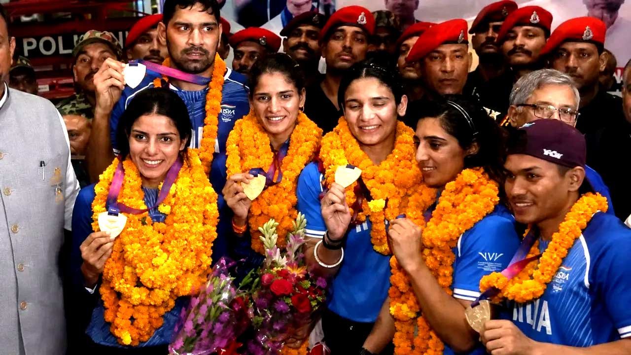कॉमनवेल्थ गेम्स 2026 से लौटे भारतीय बॉक्सरों का भव्य स्वागत, एयरपोर्ट पर ढोल-नगाड़ों से गूंजा माहौल