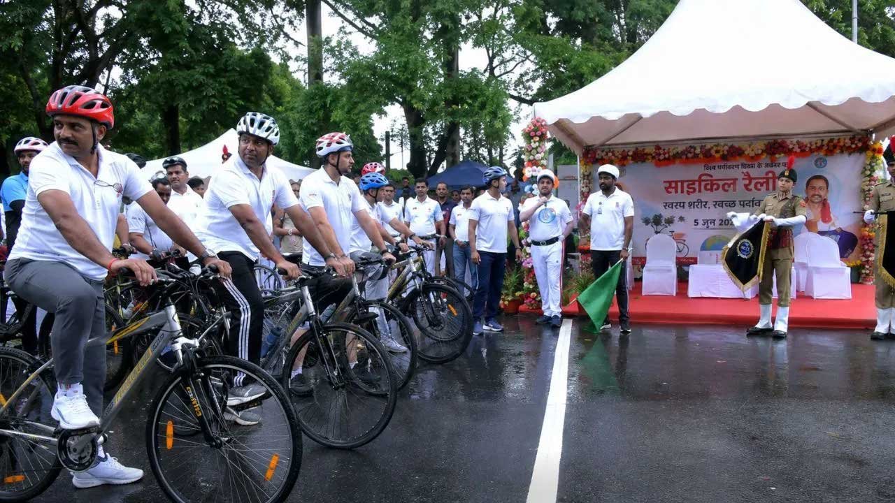 कोलकाता पुलिस की साइकिल रैली में गूंजे ‘सुरक्षित चलें, सुरक्षित रहें’ के नारे