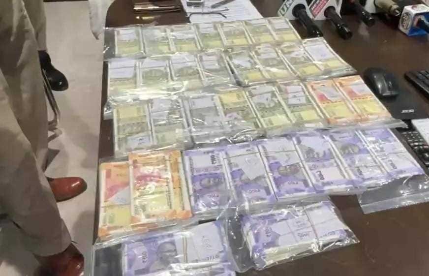 पैसे लौटाने के बहाने दी नकली करेंसी, बैग में मिले 4.50 लाख के संदिग्ध नोट