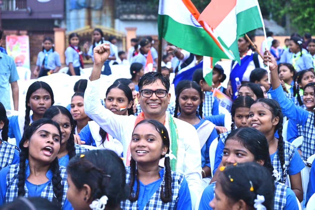 करीब 200 फीट लंबे तिरंगे के साथ उमड़ा जनसैलाब, वित्त मंत्री ओ.पी. चौधरी हुए शामिल