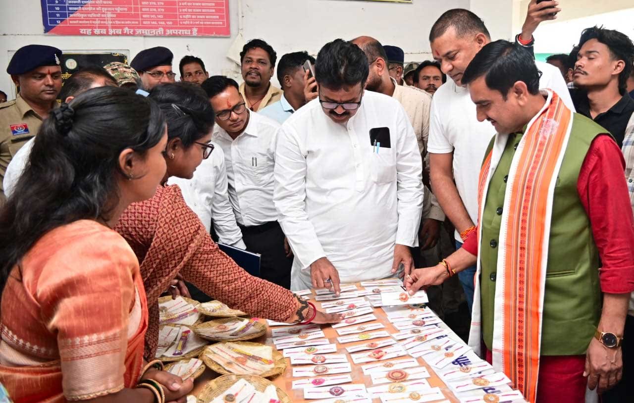 विष्णुभोग की खुशबू और बहनों के हुनर से सजी खास राखी