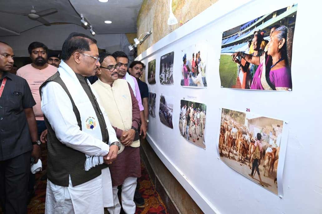 तस्वीरों ने ताजा कीं मुख्यमंत्री श्री विष्णुदेवसाय की पुरानी यादें: मुख्यमंत्री विष्णुदेव साय ‘दृश्य संवाद 2026’ के समापन समारोह में हुए शामिल
