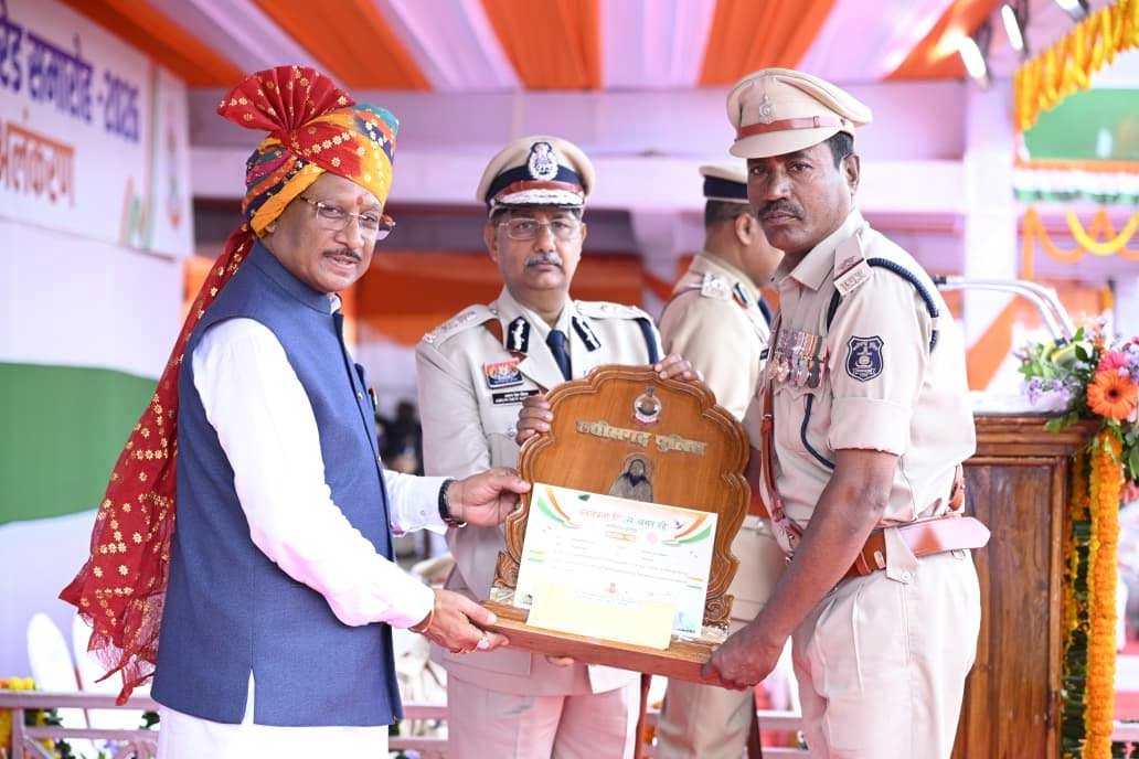  मुख्यमंत्री विष्णु देव साय के करकमलों से उत्कृष्ट सेवा के लिए सम्मानित हुए पुलिस एवं नगर सेना के अधिकारी-कर्मचारी