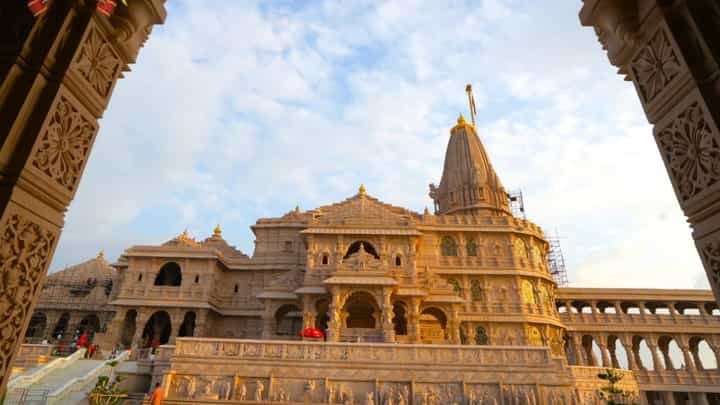 Ram Mandir: पुजारियों के लिए नई व्यवस्था, गर्भगृह में मोबाइल पर रोक