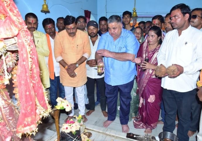 पर्यटन एवं संस्कृति मंत्री श्री राजेश अग्रवाल ने कवर्धा में सिद्धेश्वर महादेव और संकट मोचन हनुमान मंदिर में की पूजा-अर्चना, प्रदेश की सुख-शांति, समृद्धि और जनकल्याण के लिए की प्रार्थना