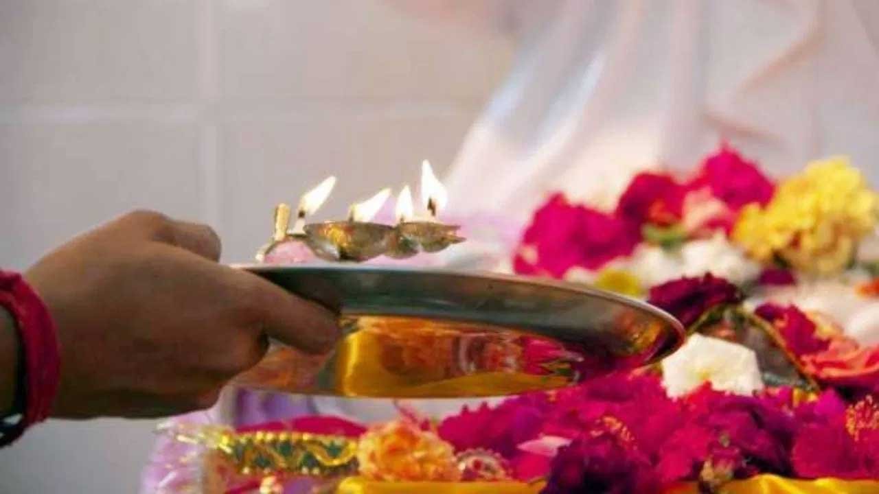आरती में कपूर क्यों जलाया जाता है? जानिए इसका धार्मिक महत्व