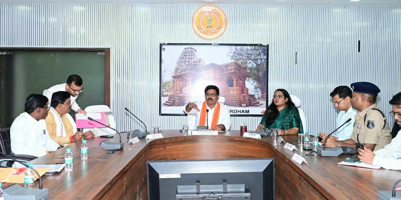  उप मुख्यमंत्री श्री विजय शर्मा ने कबीरधाम के गौसेवकों एवं अधिकारियों की ली बैठक