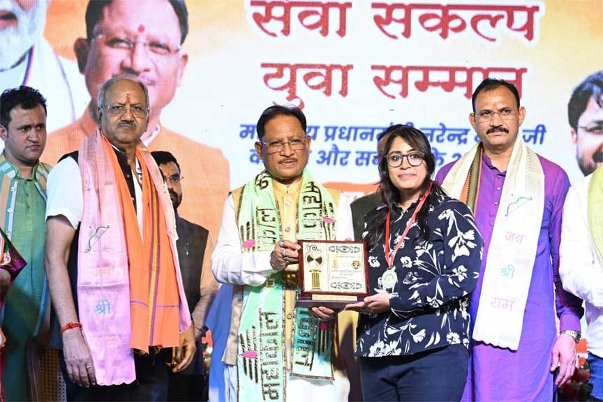 भाजयुमो के युवा सम्मान समारोह में तनू श्री दास सम्मानित