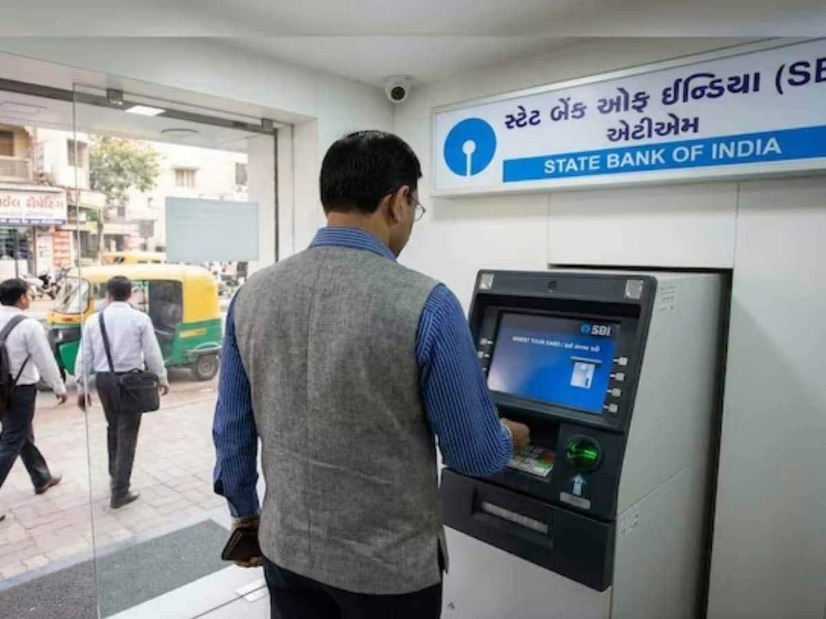 हर महीने कितनी बार ATM से निकाल सकते हैं फ्री कैश? जानें बैंक के नियम