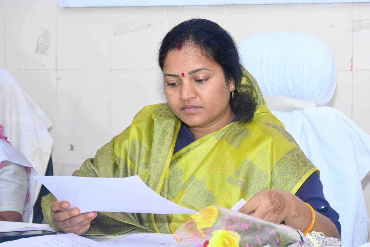 जनहित के कार्यों को प्राथमिकता देते हुए मंत्री लक्ष्मी राजवाड़े ने ओड़गी में विकास कार्यों की समीक्षा की