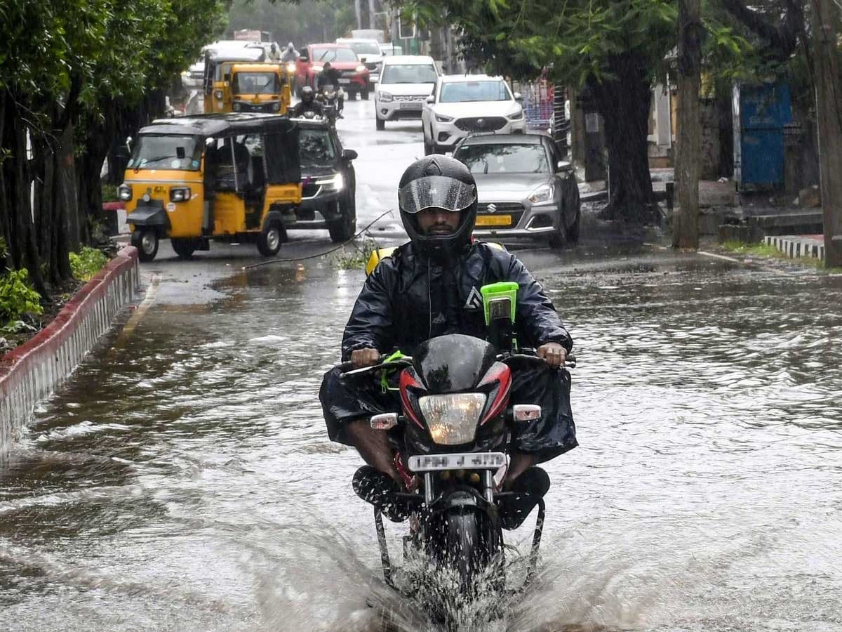 Weather Update: 28 अक्टूबर को 24 राज्यों में बारिश का अलर्ट, आंध्र-ओडिशा में चक्रवात का खतरा; जानें यूपी-दिल्ली का हाल