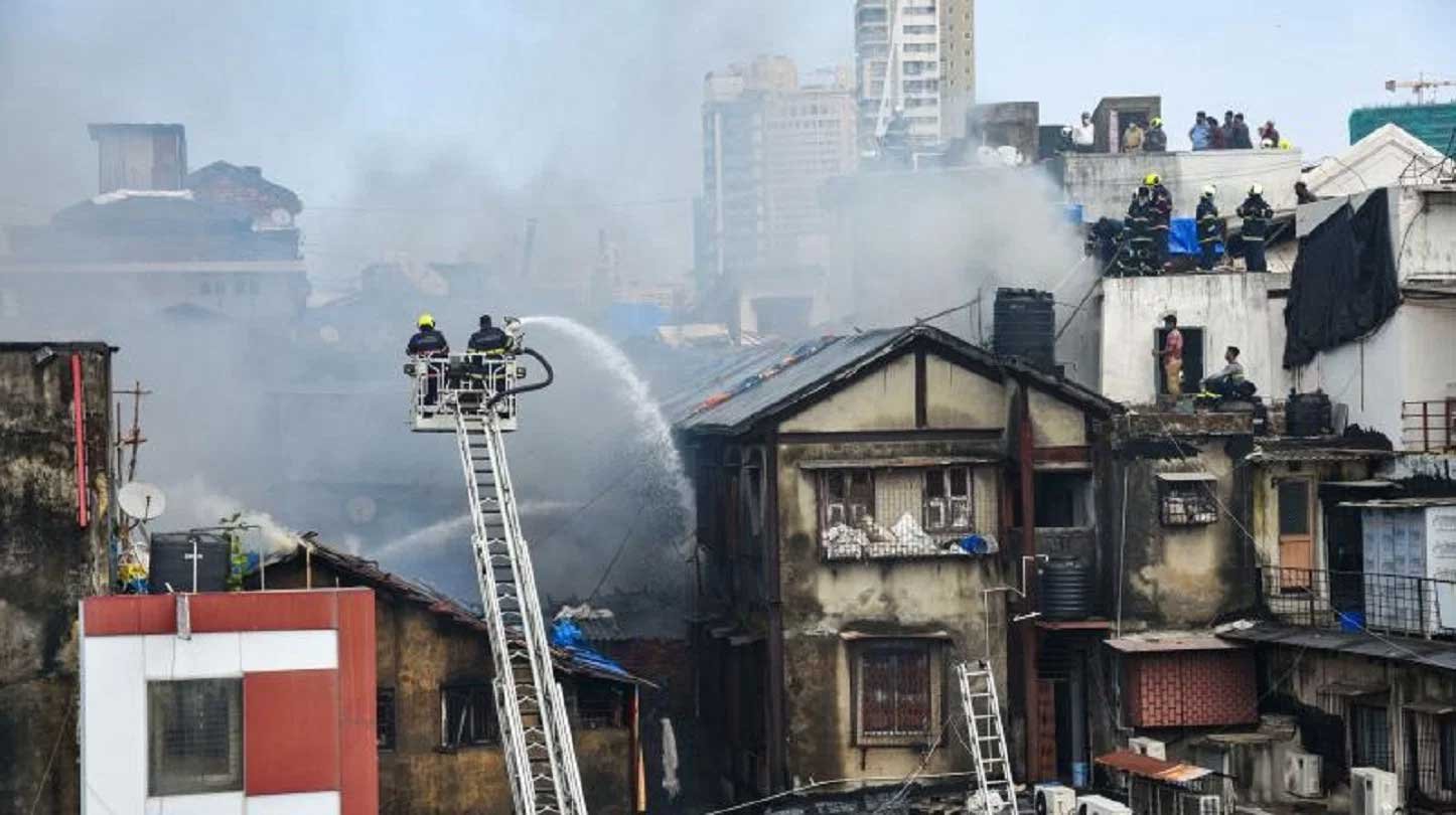 Kurla Building Fire: कोहिनूर एचडीआईएल बिल्डिंग में आग से मची अफरा-तफरी, 9 लोग अस्पताल में भर्ती