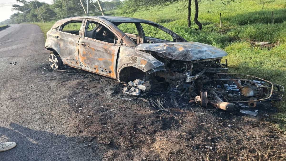 डोंगरगढ़-मुरमुंदा रोड पर बड़ा हादसा, टक्कर के बाद कार और स्कूटी में लगी आग