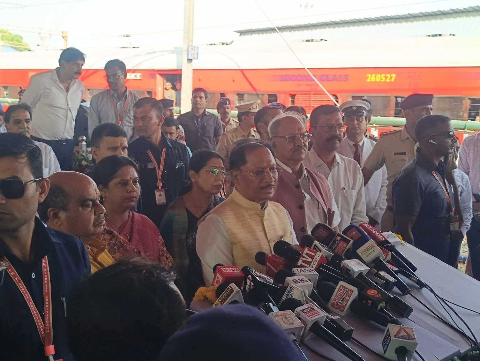 CM विष्णुदेव साय ने दिखाई हरी झंडी, छत्तीसगढ़ में 100 नई ट्रेनें चलाने की तैयारी