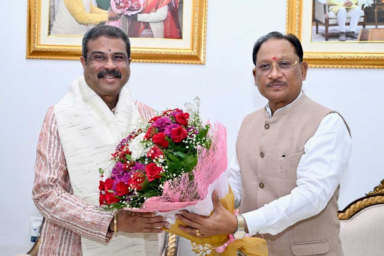  मुख्यमंत्री श्री विष्णु देव साय से सांसद श्री धर्मेंद्र प्रधान ने की शिष्टाचार भेंट