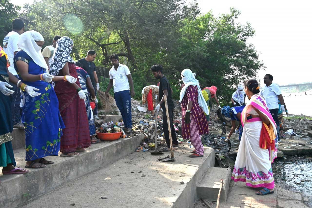 गांधी जयंती पर ‘सेवा मेरा योगदान’ से स्वच्छता का संदेश, हसदेव नदी के डोंगा घाट में हुआ सामूहिक श्रमदान